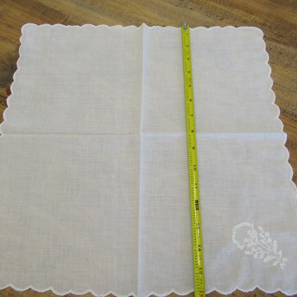 Cotton scalloped hem with cutout design 1 corner - Picture 6 of 8